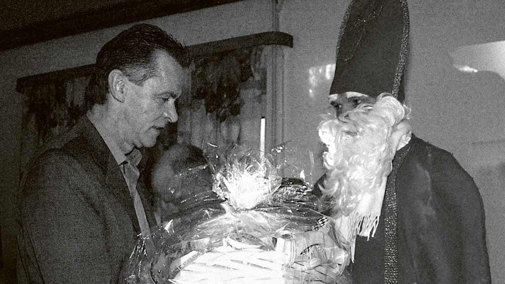 2002: Bescherung für Ottmar Hitzfeld beim Fanclub „Babenhausen“ im Allgäu.