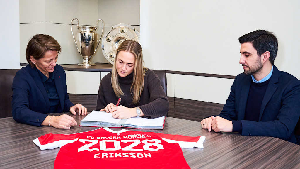 Magdalena Eriksson bei der Vertragsverlängerung an der Säbener Straße.