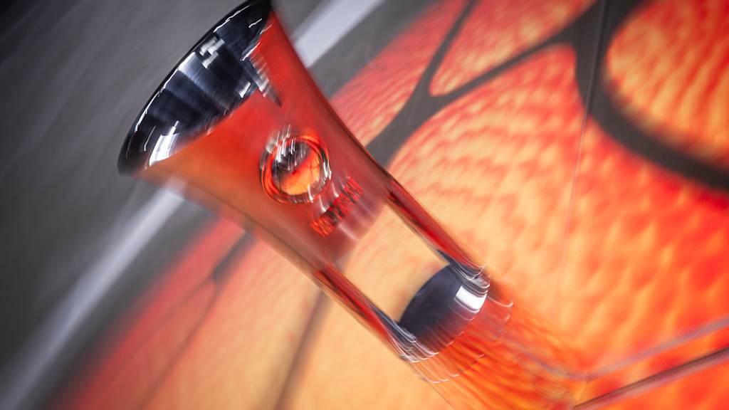 Die BBL Pokal-Trophäe steht auf dem Court