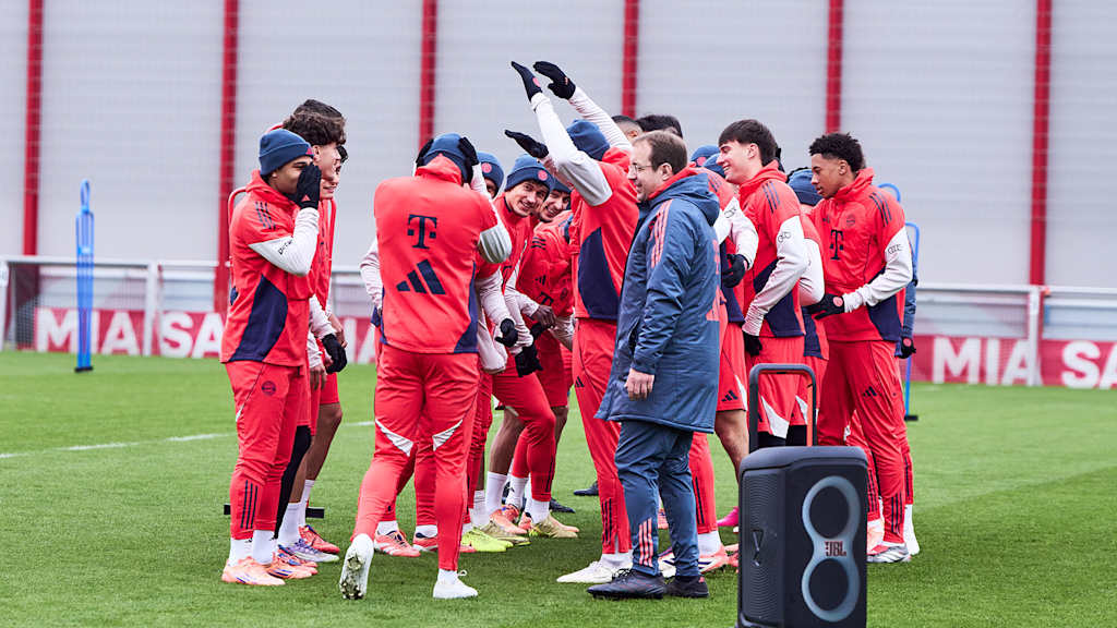 Die Jungs heißen Jamal Musiala herzlich im Teamtraining willkommen.