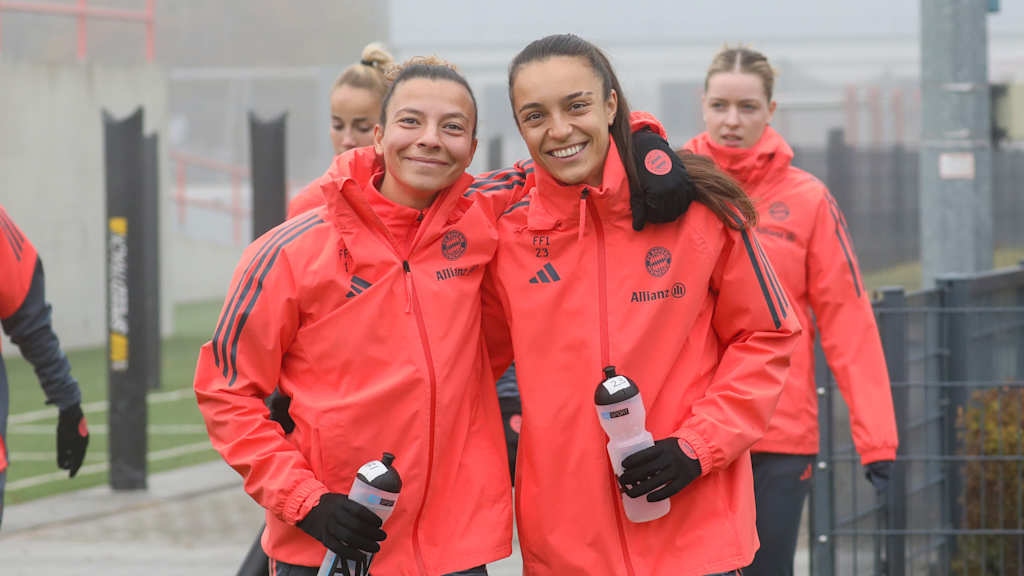 Arianna Caruso und Natalia Padilla Bidas auf dem Weg zu einer Trainingseinheit am FC Bayern Campus.