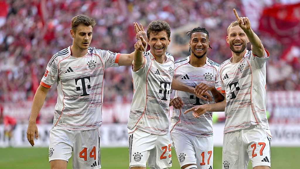 Thomas Müller, Michael Olise and Konrad Laimer celebrate together after an FC Bayern goal against Mönchengladbach.