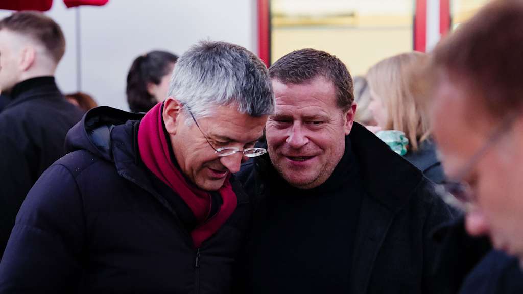 Herbert Hainer und Max Eberl im Gespräch auf der Weihnachtsfeier des FC Bayern