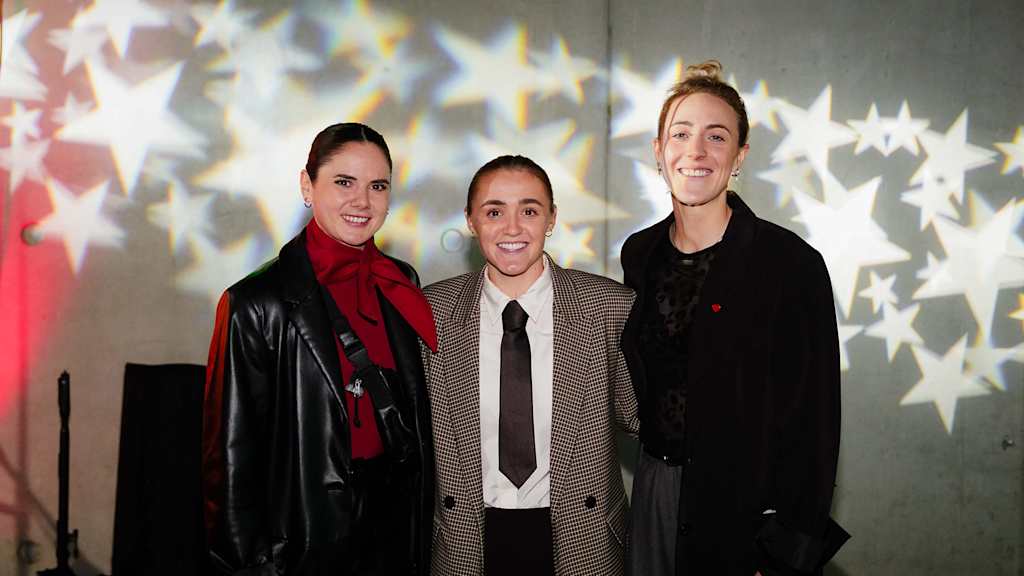 Sarah Zadrazil, Georgia Stanway und Caro Simon auf der Weihnachtsfeier des FC Bayern