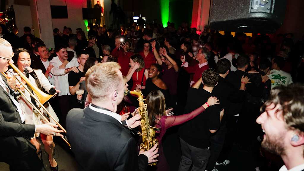 Mitarbeiter feiern auf der Weihnachtsfeier des FC Bayern