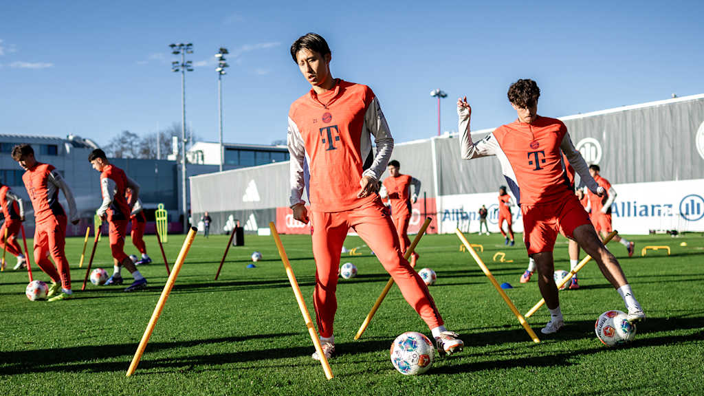 Hiroki Ito dribbelt im Training des FC Bayern