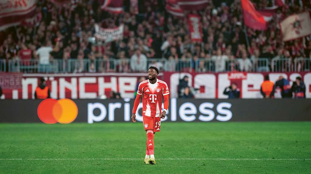Alphonso Davies auf dem Rasen der Allianz Arena bei seinem Comeback gegen Sporting Lissbon