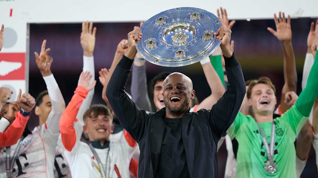 Der FC Bayern bejubelt den Gewinn der Deutschen Meisterschaft 2025 auf dem Rasen der Allianz Arena.