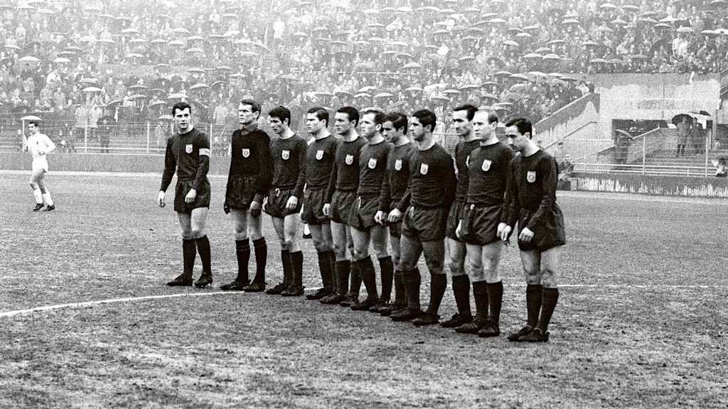 Startaufstellung des FC Bayern mit Franz Beckenbauer, Sepp Maier und Co.