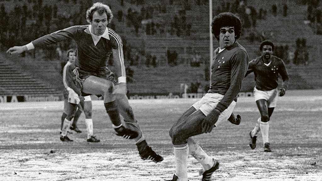 Uli Hoeneß beim Torschuss im Weltpokal 1976, Hinspiel, FC Bayern München - Cruzeiro Belo Horizonte