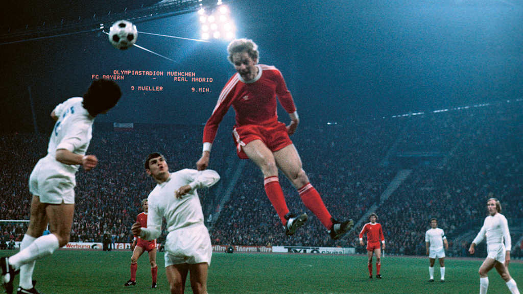 Karl-Heinz Rummenigge beim Kopfball im Europapoalspiel des FC Bayern gegen Real Madrid.
