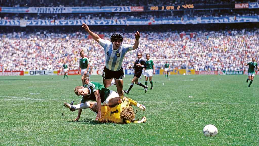 FIFA WM 1986 in Mexiko, Finale, Argentinien - DFB Deutschland (3:2): v.l. Karlheinz Förster, Harald Toni Schumacher (beide Deutschland), Diego Maradona (Argentinien).