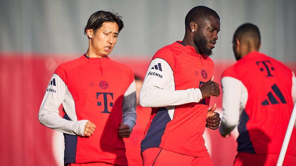 Hiroki Ito und Dayot Upamecano im Abschlusstraining des FC Bayern vor dem Bundesliga-Auswärtsspiel beim 1. FC Heidenheim.