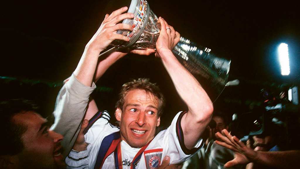 Jürgen Klinsmann jubelt mit dem UEFA-Pokal nach dem Finalsieg des FC Bayern gegen Bordeaux.