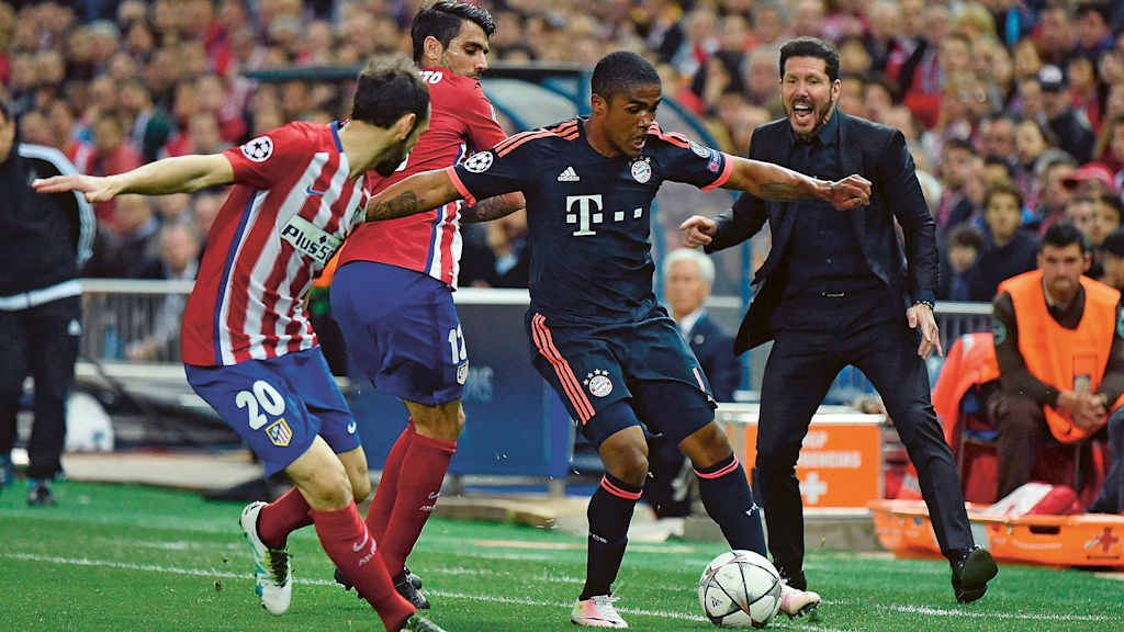 Douglas Costa am Ball im Champions League-Spiel des FC Bayern gegen Atletico Madrid