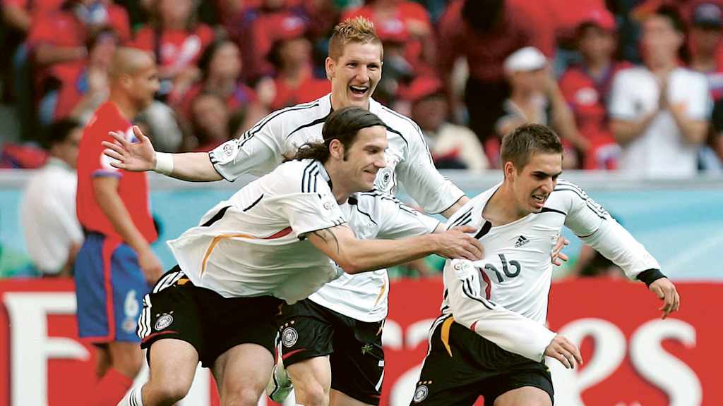 Philipp Lahm jubelt mit Bastian Schweinsteiger und Torsten Frings nach seinem Tor im Eröffnungsspiel der WM 2006