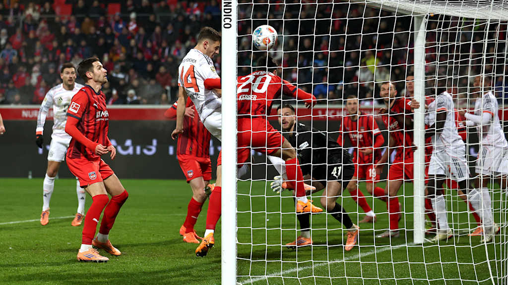 Josip Stanisic trifft per Kopf zum 1:0 im Bundesliga-Spiel des FC Bayern in Heidenheim.