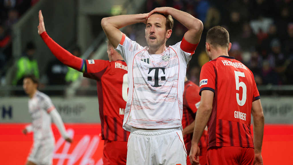 Harry Kane rauft sich die Haare nach einer vergebenen Torchance im Bundesliga-Spiel des FC Bayern in Heidenheim.