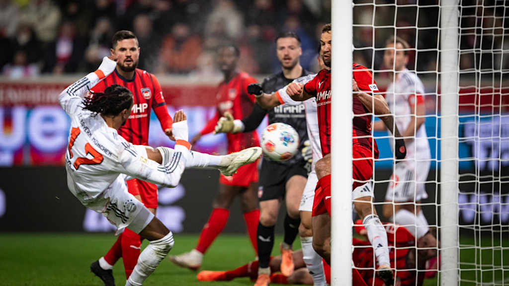 Michael Olise trifft artistisch zum 2:0 im Bundesliga-Spiel des FC Bayern in Heidenheim.