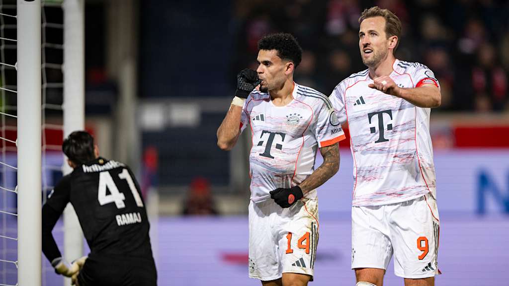 Luis Diaz jubelt nach dem 3:0 mit Daumen im Mund im Bundesliga-Spiel des FC Bayern in Heidenheim.