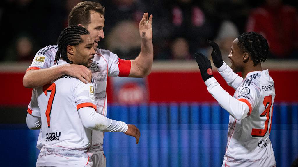 Harry Kane jubelt mit Serge Gnabry nach seinem 4:0 im Bundesliga-Spiel des FC Bayern in Heidenheim.