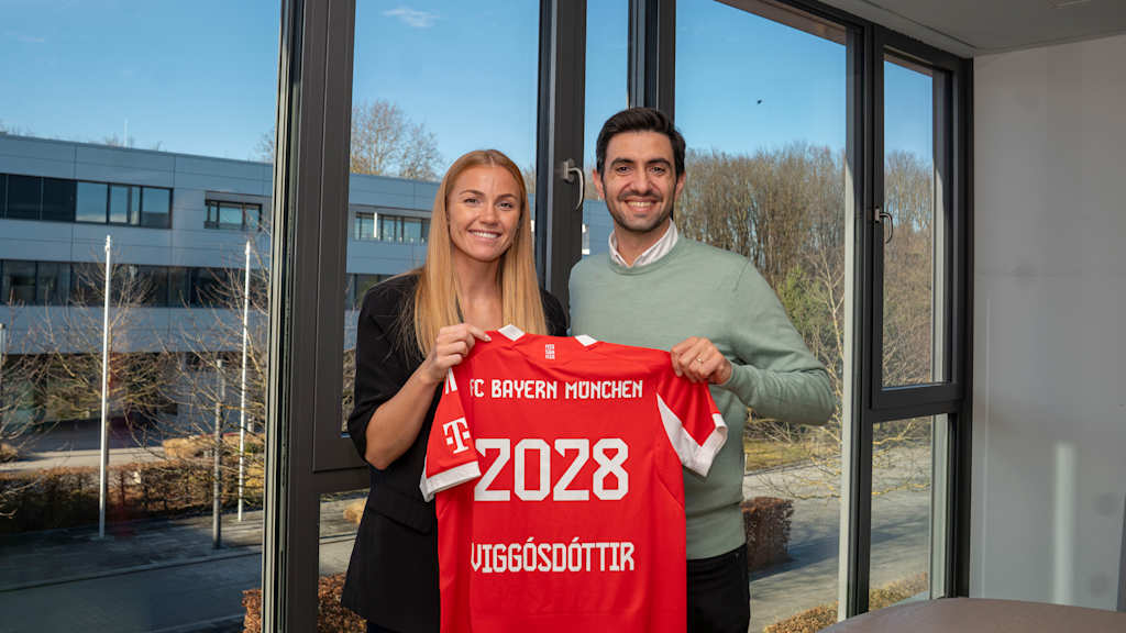 Glódís Perla Viggósdóttir und Francisco De Sá Fardilha bei der Vertragsunterzeichnung am FC Bayern Campus.