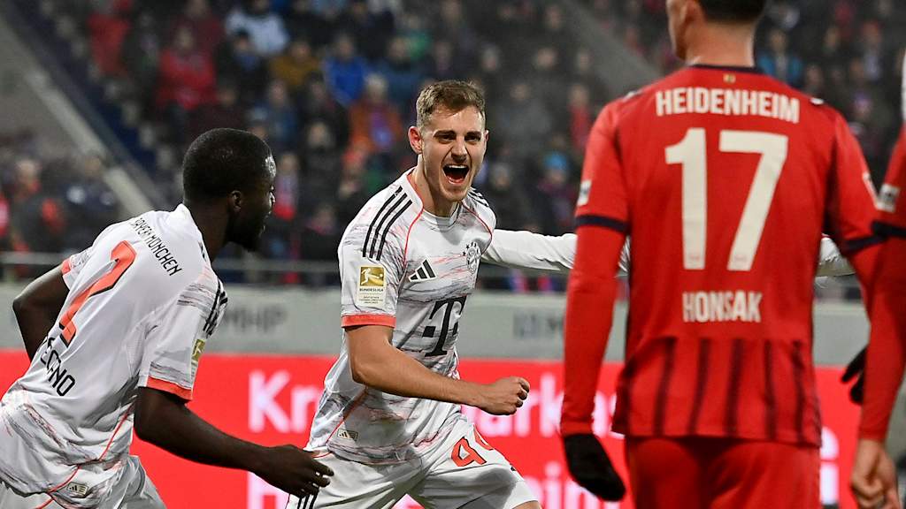 Josip Stanisic jubelt nach seinem 1:0 im Bundesliga-Spiel des FC Bayern in Heidenheim.