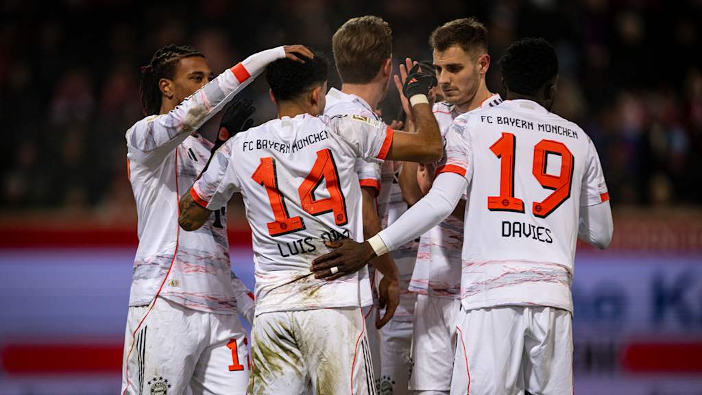 Spieler des FC Bayern jubeln nach dem 3:0 mim Bundesliga-Spiel des FC Bayern in Heidenheim.