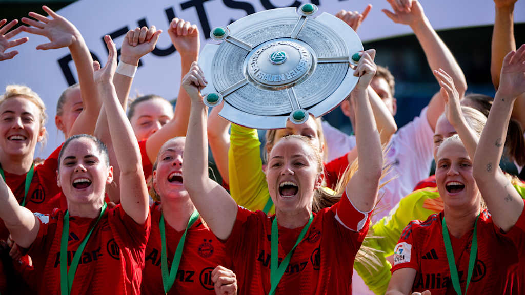 Glódís Viggósdóttir reckt die Meisterschale in den Himmel.