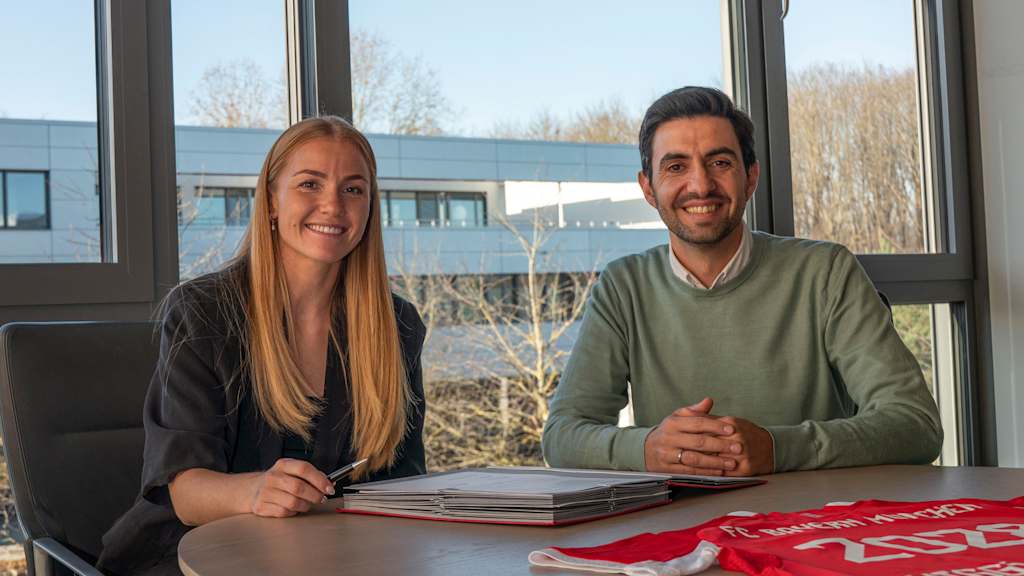 Glódís Perla Viggósdóttir und Francisco De Sá Fardilha bei der Vertragsunterzeichnung am FC Bayern Campus.