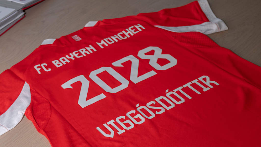 Das Trikot von Glódís Perla Viggósdóttir mit der neuen Vertragslaufzeit auf dem Tisch liegend bei der Vertragsunterzeichnung am FC Bayern Campus.