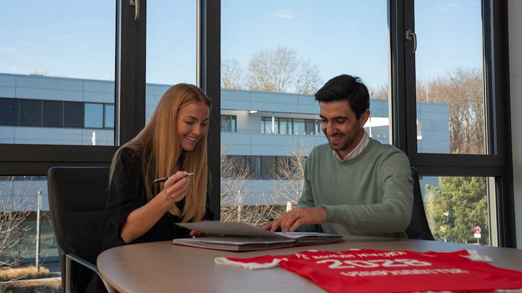 Glódís Perla Viggósdóttir und Francisco De Sá Fardilha bei der Vertragsunterzeichnung am FC Bayern Campus.