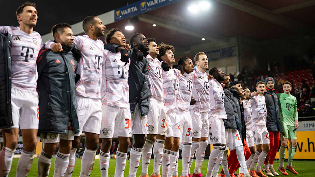 Spieler des FC Bayern jubeln nach dem 4:0-Sieg in Heidenheim vor der Fankurve