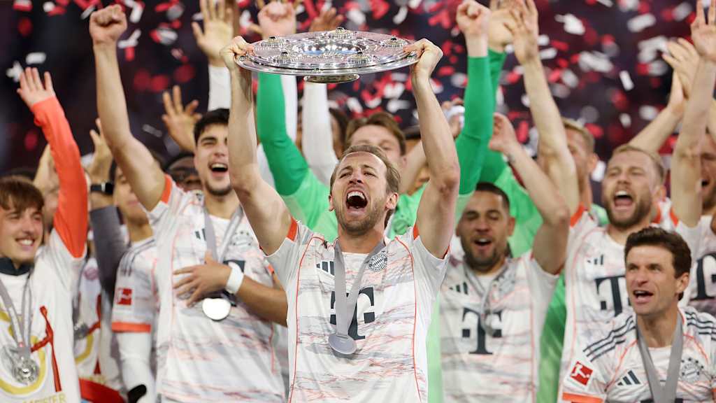 Harry Kane vom FC Bayern streckt die Meisterschale in die Höhe.