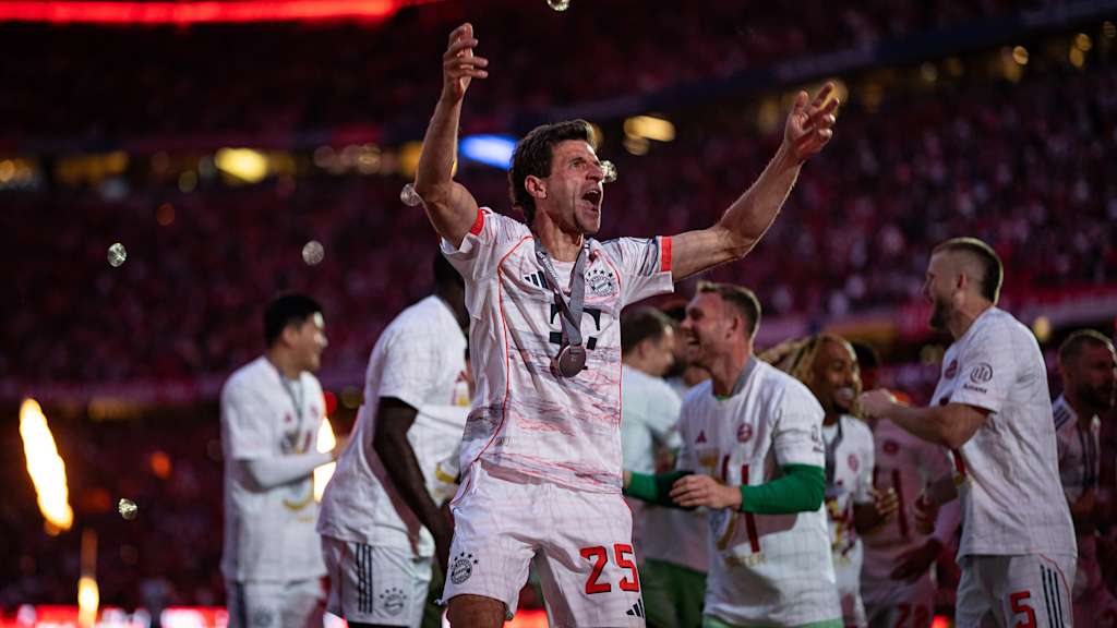 Der FC Bayern bejubelt den Gewinn der Deutschen Meisterschaft 2025 auf dem Rasen der Allianz Arena.