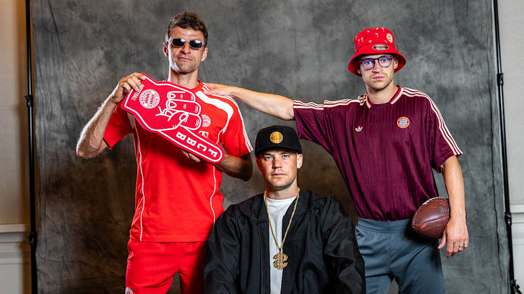 Thomas Müller, Manuel Neuer und Joshua Kimmich in amerikanischen Outfits für das Yearbook zur Klub-WM