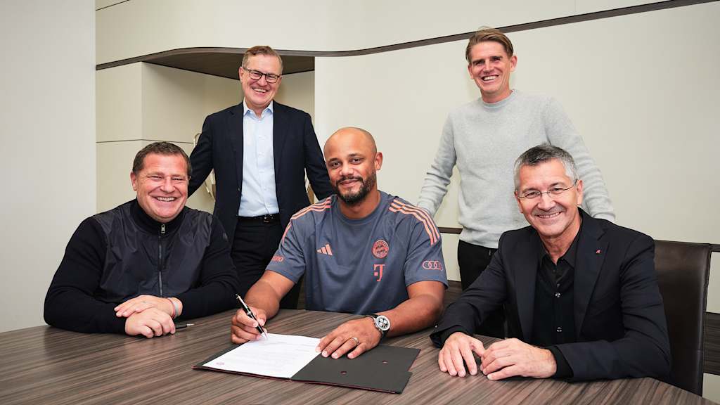 Vincent Kompany unterschreibt einen Vertrag beim FC Bayern im Beisein von Max Eberl, Jan-Christian Dreesen, Christoph Freund und Herbert Hainer