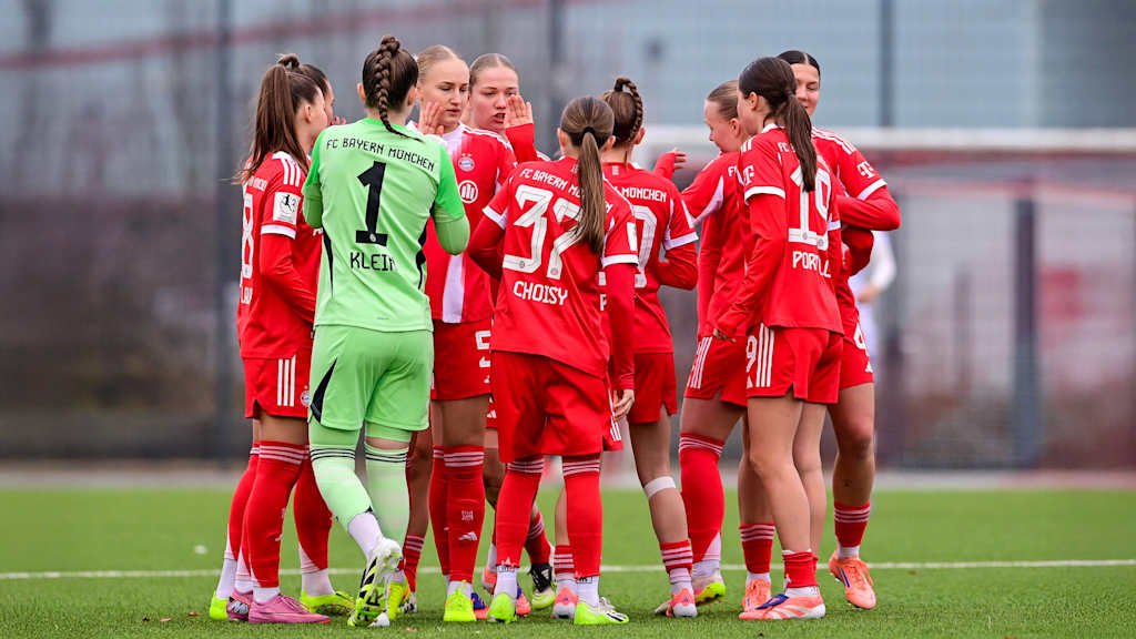 Die FC Bayern Frauen II bilden einen Kreis.