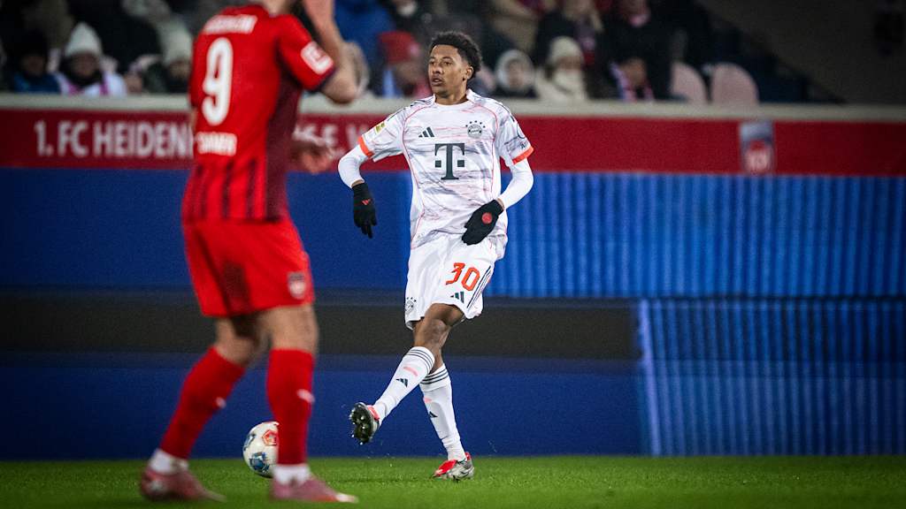 Cassiano Kiala passt den Ball im Bundesliga-Spiel des FC Bayern beim 1. FC Heidenheim.