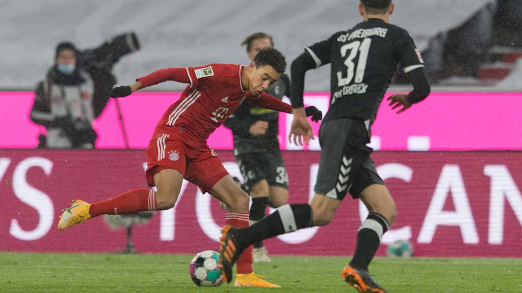 Jamal Musiala dribbelt mit dem Ball im Bundesliga-Spiel des FC Bayern gegen den SC Freiburg.