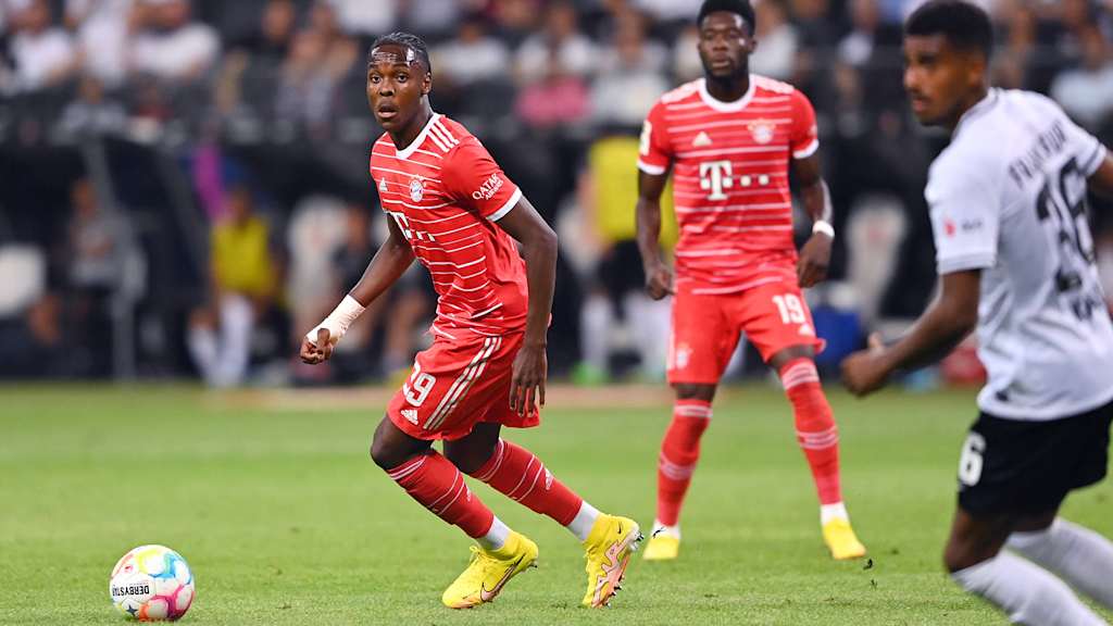 Mathys Tel dribbelt mit dem Ball im Bundesliga-Spiel des FC Bayern gegen Eintracht Frankfurt.