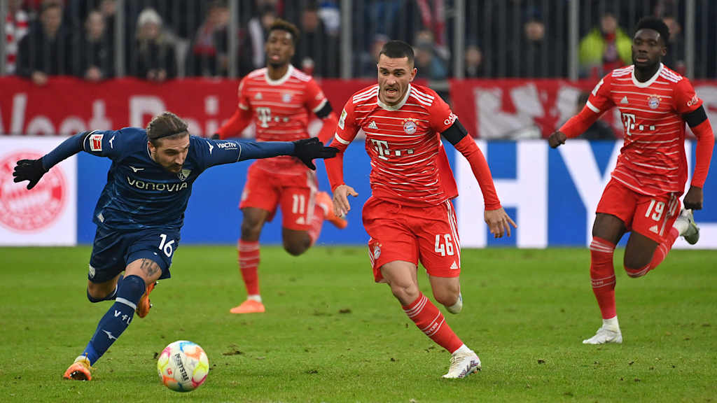 Arijon Ibrahimovic dribbelt mit dem Ball im Bundesliga-Spiel des FC Bayern gegen den VfL Bochum.
