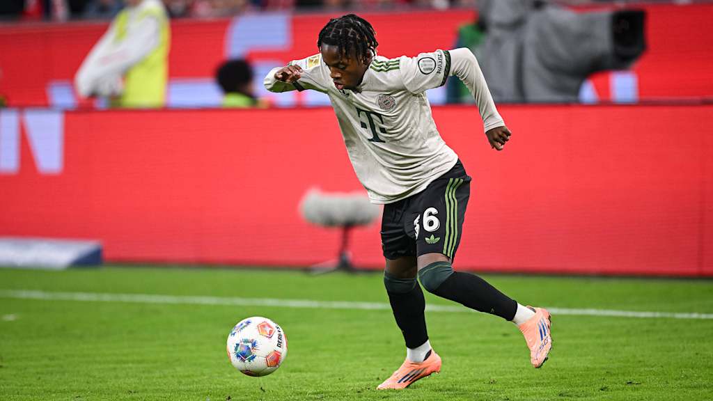 Wisdom Mike dribbelt mit dem Ball im Bundesliga-Spiel des FC Bayern gegen den SV Werder Bremen.