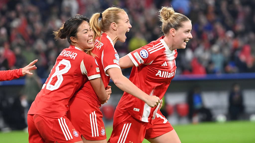 Momoko Tanikawa, Glódís Viggósdóttir und Alara freuen sich über einen Treffer in der Allianz Arena.