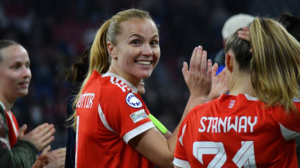 Glódís Perla Viggósdóttir klatscht den Fans zu.