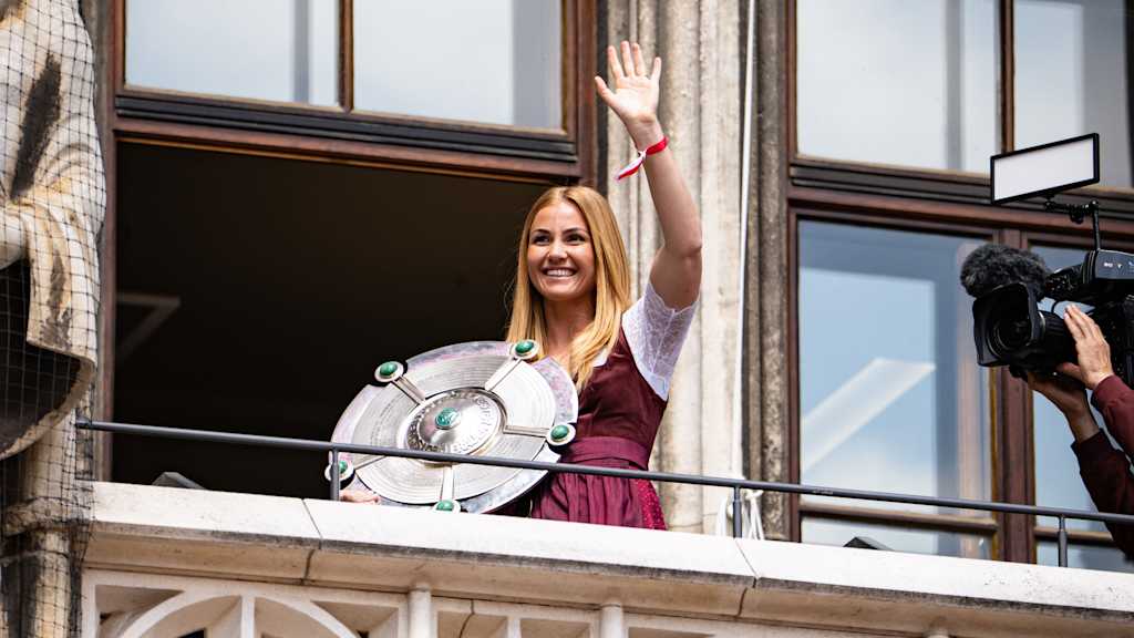 Glódís Viggósdóttir mit der Meisterschale.