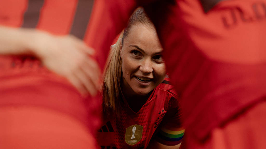 Glódís Viggósdóttir hält eine Ansprache vor dem DFB-Pokalfinale.