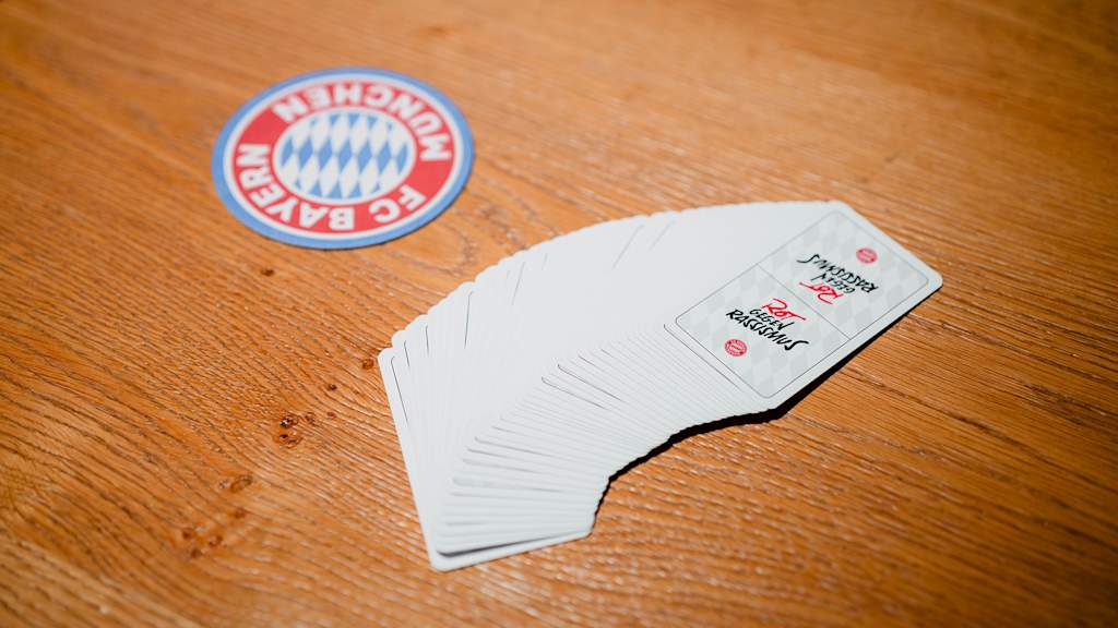 Schafkopf-Karten mit dem Aufdruck Rot gegen Rassismus liegen auf einem Tisch