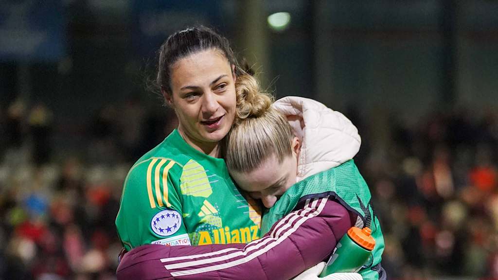 Mala Grohs und Alara Sehitler umarmen sich