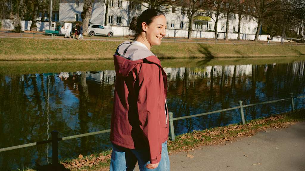 Mala Grohs bei einem Spaziergang entlang eines Flusses.